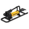 مضخة قدم هيدروليكية ثنائية السرعة من Enerpac طراز P392FP، 700 بار