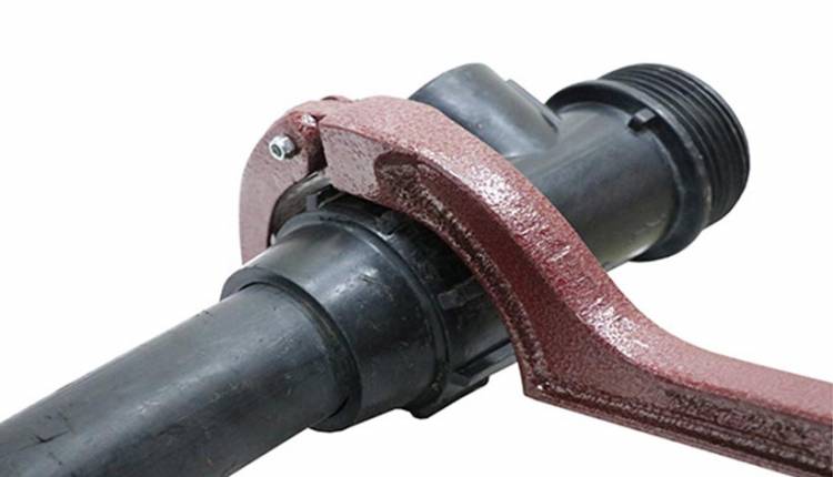 کار با آچار اتصالات پلی اتیلن