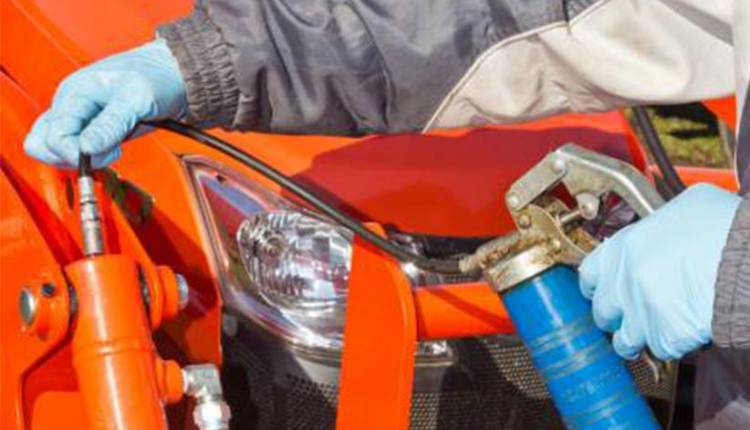 کار با گریس پمپ دستی