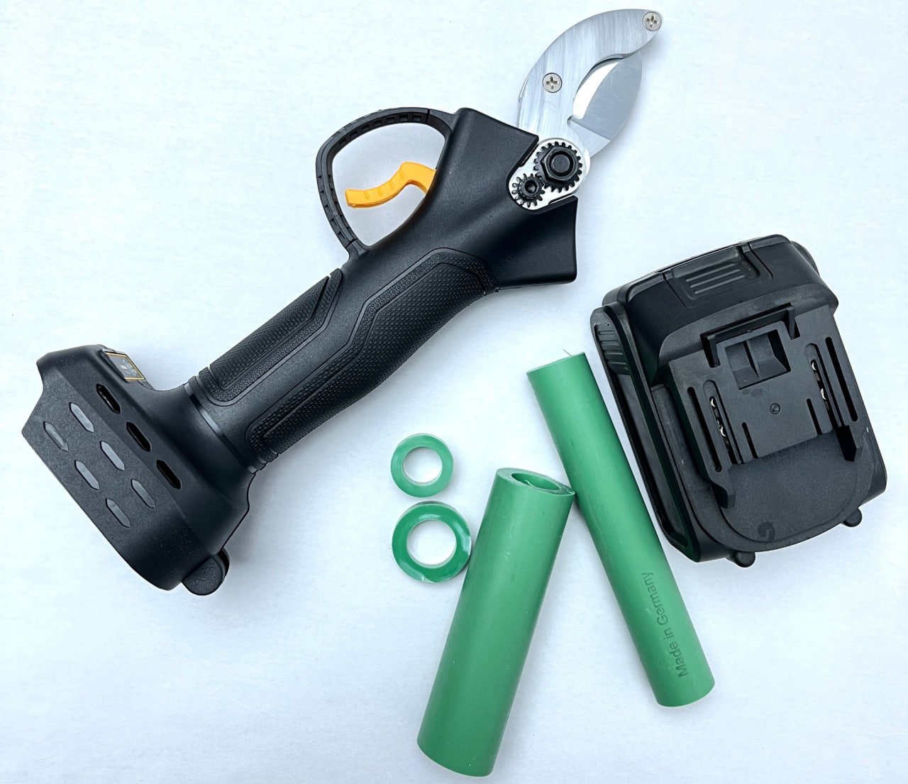 کار با قیچی لوله سبز برقی